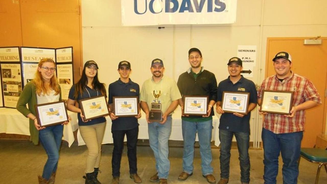 7 students holding their 2015 Collegiate Champions award